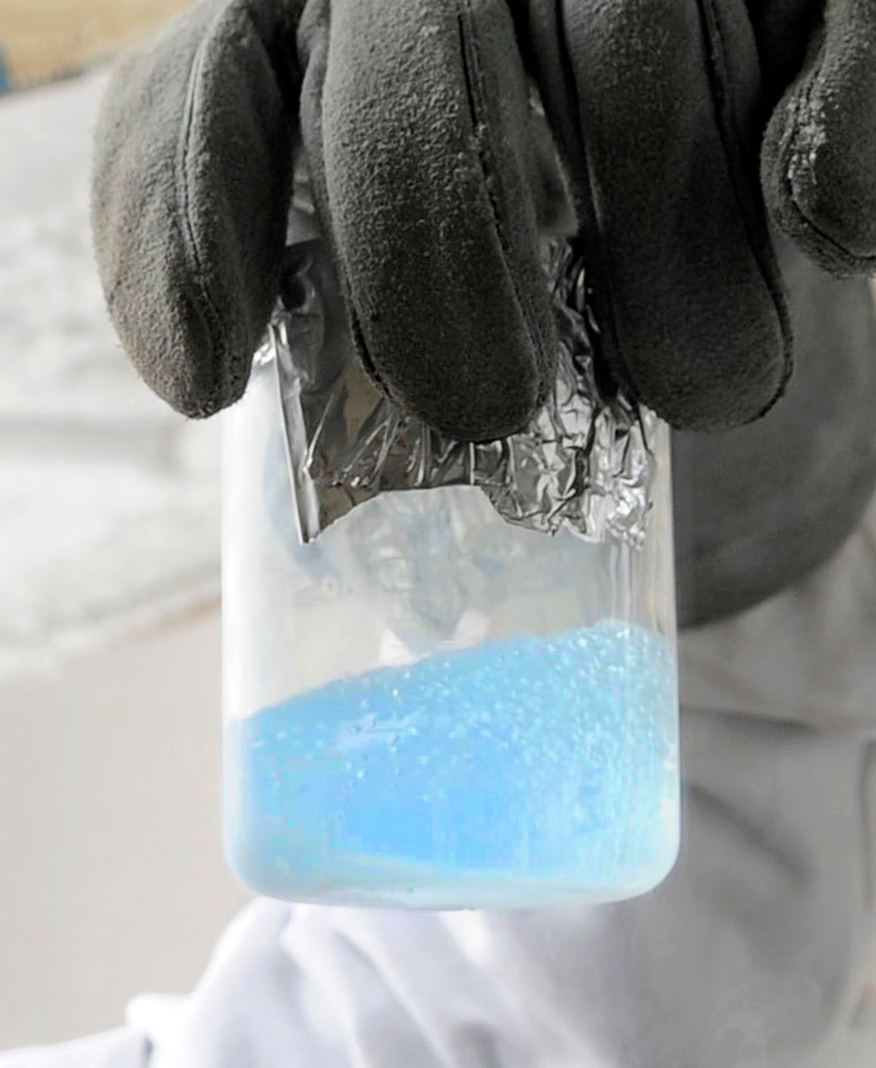 Liquid_oxygen_in_a_beaker_4