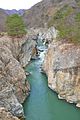 Photo couleur d'une rivière s'écoulant dans une gorge.