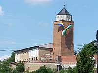 Amtshaus mit dem 1993 aufgesetzten Notdach und Mauerturm (2011)