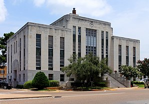 Das Houston County Courthouse in Crockett, gelistet im NRHP unter der Nr. 10000248[1]