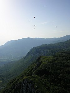 Pogled s padala nad hribom Kovkom proti Čavnu.