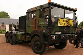 Tracteur 6×6 porte-char (Renault TRM 700-100).