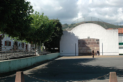 Le fronton place libre.