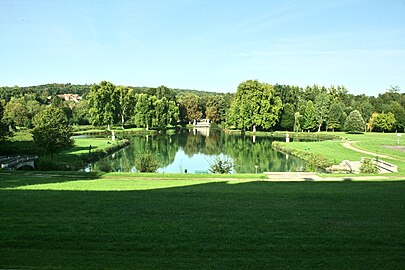 Pièce d'eau du château de Nanteau-sur-Lunain.