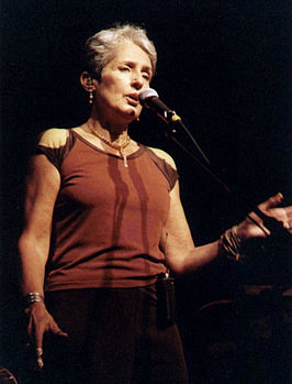 Joan Baez tijdens een optreden in 2003