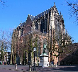 De Domkerk aan het Domplein, met op de voorgrond het standbeeld van Jan van Nassau