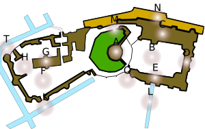 Karta över slottsområdet. A: Runda tornet B: The Upper Ward, The Quadrangle (som borggården heter) C: Statsvåningarna D: Privata våningar, överblickande östra terrrassen E: Södra flygeln, överblickande The Long Walk F: Lower Ward G: St. George's Chapel H: Hästskoklostret L: The Long Walk K: Kung Henrik VIII:s port (huvudingång) M: Normandiska porten N: Norra terrassen O: Kung Edvard IV:s torn T: The Curfew Tower