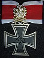 Croix de chevalier de la croix de fer avec feuilles de chêne et glaives en or, et brillants.