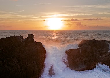 Vague se brisant sur les rochers du cap Touriñán, et l'un des ultimes couchers de soleil d'Europe.