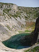 Une doline de grande taille : le lac Bleu en Croatie.