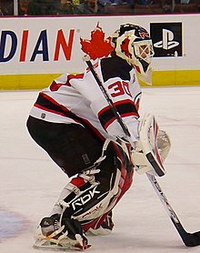 Photo couleur de Brodeur de profil lors d'un match.