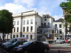 Zicht op de achterzijde van het Stadhuis aan de Korte Minrebroederstraat