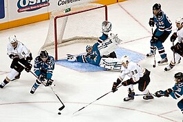 Een wedstrijd tussen de San Jose Sharks en de Anaheim Ducks in 2007.