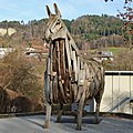 Perspektivische Verkürzung. Der Rumpf des Holzpferdes erscheint extrem schmal.