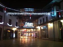 Façade du centre commercial des Quatre Chemins de nuit