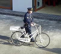 Policier à Tokyo (Japon).