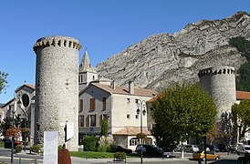 La tour de la Médisance et la tour Notre-Dame devant la cathédrale.