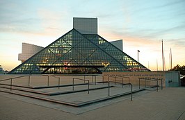 De Rock and Roll Hall of Fame bij zonsondergang