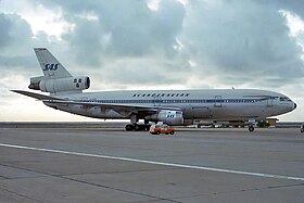 LN-RKB, le DC-10 de impliqué, ici à l'aéroport de Faro en 1984 (année de l'accident), alors qu'il portait encore sa livrée précédente.