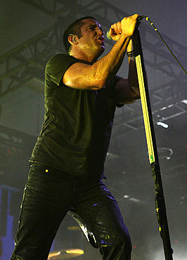 Frontman Trent Reznor tijdens een optreden.