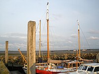 Jachthaven met drooggevallen wad