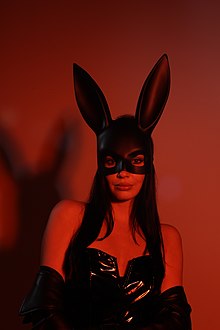 Femme déguisée en lapin