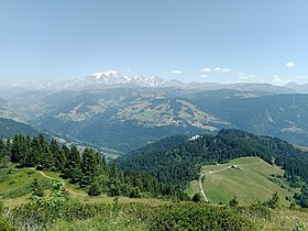 Vue de Crest-Voland sur les pentes du Lachat (au centre) depuis le Praz Vechin à l'ouest.