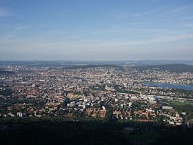 Vue de Zurich et du Zürichberg (en arrière-plan) depuis l'Uetliberg.