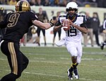 Keenan Reynolds scrambling during the 113th Army-Navy Game.