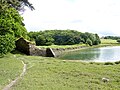 Manoir de Trogriffon : la digue de l'étang en bordure de la Penzé (vue de l'aval).