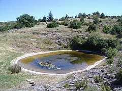 Un sotch aménagé en lavogne sur le causse de Blandas, Gard, France.