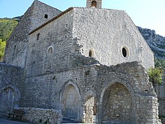 Enfeus dans l'ancien cloître.