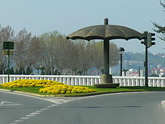 O Paraugas, escultura ó lado da ponte do Burgo.