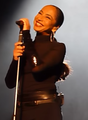 Sade Adu compositora e cantora de jazz.