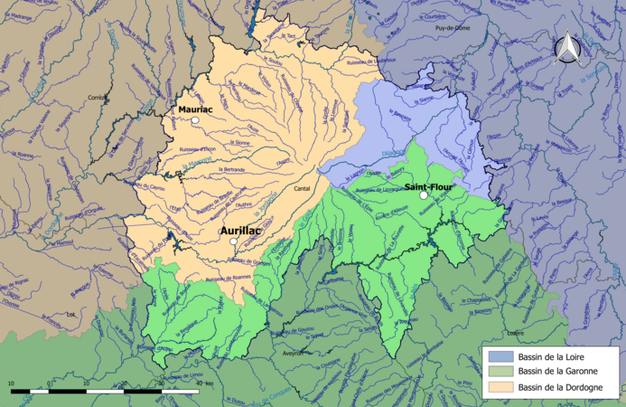 Le Cantal est découpé en trois sous-bassins : « Allier-Loire amont », « Lot » et « Dordogne », correspondant aux bassins de la Loire, de la Garonne et de la Dordogne.