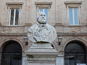 Loreto (Ancona): nell'omonima piazza