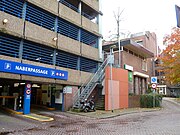 Ingang parkeergarage met rechts ingang naar het plein achter de passage