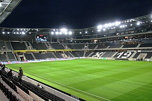 Blick in die Raiffeisen Arena mit der Haupttribüne (rechts) und der Hintertortribüne im Osten (Februar 2023)