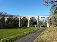 L'ancien viaduc ferroviaire de Saint-Germain-des-Prés franchissant la vallée du Ravillou.