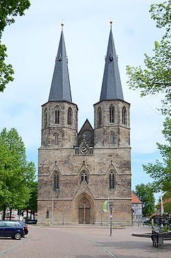 Blick von der Marktstraße auf die Basilika St. Cyriakus