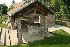 Source du ruisseau Colombeau dans un lavoir rénové à Villeneuve-la-Dondagre, Yonne.