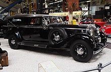 Bild eines klassischen schwarzen Mercedes-Cabriolets mit verschlossenem Verdeck in einem Museum