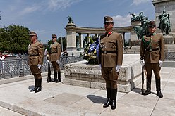 Magyar Hőseink emlékünnepén a Hősök terén tisztelgés hőseink emlékkövénél