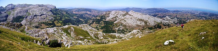 Panorâmica desde o Alto de Brenas (579 m de altitude), em Riotuerto, da cordilheira Cantábrica (à esquerda) e da Marina [es], com a cidade de Santander ao fundo e à direita