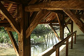 Le Lunain depuis l'intérieur du lavoir de Montacher-Villegardin, Yonne.