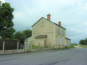 Photographie en couleurs d'une station ferroviaire désaffectée et transformée en habitation.