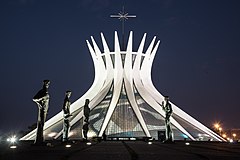 La cathédrale de Brasilia de nuit.