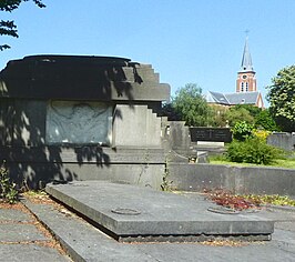 Grafmonument ontworpen door Werner Heyndrickx, op de achtergrond de Sint-Jozefskerk