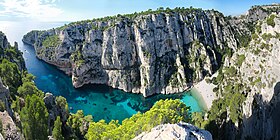 Les falaises d'En-Vau (à gauche : le Doigt de Dieu)