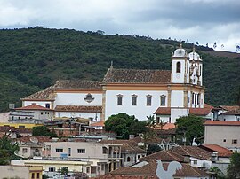 Vista parcial da cidade com a Igreja Matriz de Nossa Senhora do Bom Sucesso, padroeira municipal,[1] em destaque.